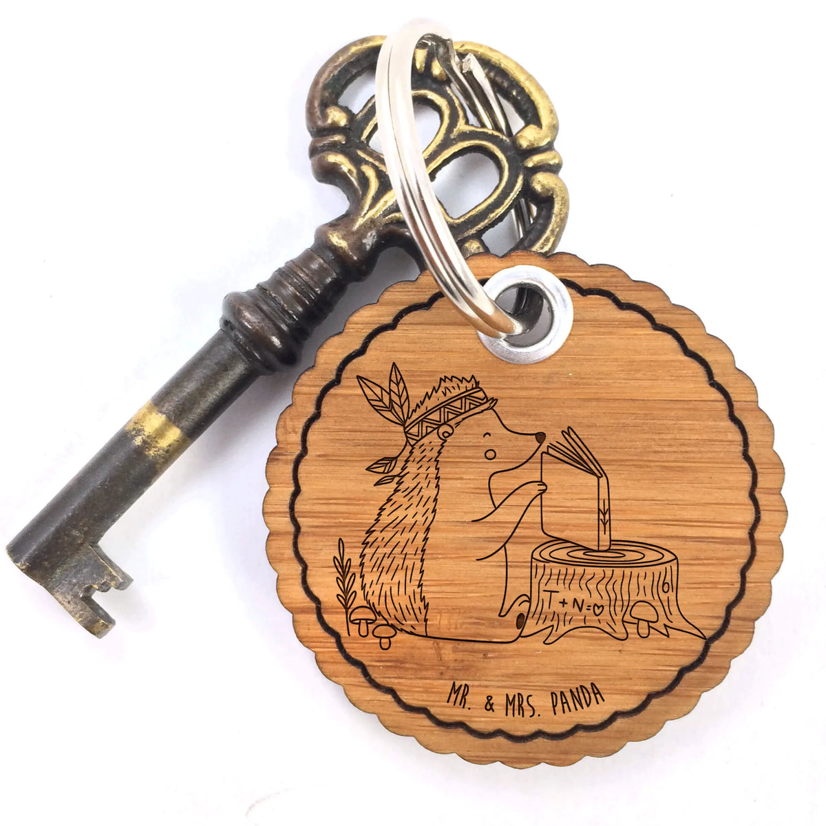 Wavy key ring Hedgehog feather headdress Holz Schlüsselanhänger, Taschenbaumler, Taschenanhänger, Anhänger, Schlüsselanhänger Holz, Schlüsselanhänger, anhänger holz, anhänger schlüssel, anhänger für schlüssel, Holzanhänger, Tiere, Waldtiere, Igel, Camping, Abenteuer, Lagerfeuer, Indianer